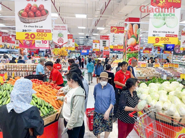 Sau Tết Nguyên đán, siêu thị 'tung' hàng loạt khuyến mại, thực phẩm xanh giảm giá sâu, bắp cải chỉ 7.000 đồng/kg - Ảnh 2.