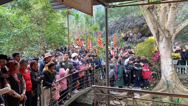 Hàng nghìn du khách, đồng bào dân tộc có mặt tại đền Suối Tiên ngày khai hội - Ảnh 3.