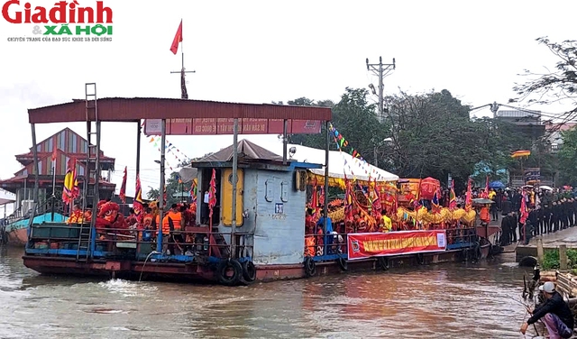 Những hiện tượng kỳ bí về nghi thức xin nước thiêng ngã ba sông ở Lễ hội đền Tranh- Ảnh 22.