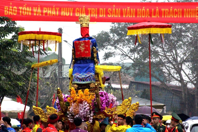 Những hiện tượng kỳ bí về nghi thức xin nước thiêng ngã ba sông ở Lễ hội đền Tranh- Ảnh 10.