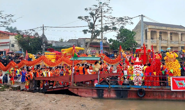 Những hiện tượng kỳ bí về nghi thức xin nước thiêng ngã ba sông ở Lễ hội đền Tranh- Ảnh 14.