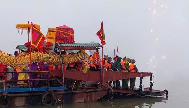 Những hiện tượng kỳ bí về nghi thức xin nước thiêng ngã ba sông ở Lễ hội đền Tranh- Ảnh 21.