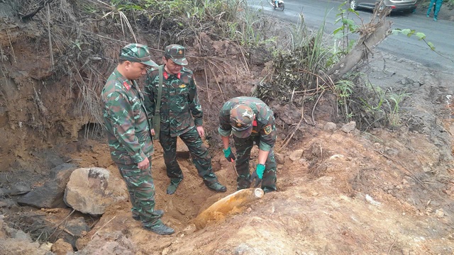 Huỷ nổ bom từ trường dài 160m sót lại sau chiến tranh - Ảnh 1.