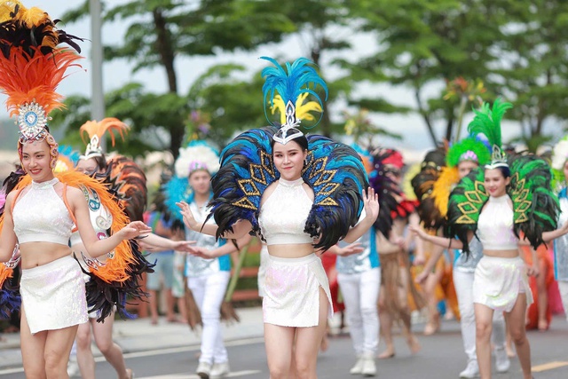 'Bùng nổ' Carnaval Hạ Long 2025 với màn đại tiệc rực rỡ bên bờ di sản- Ảnh 2.