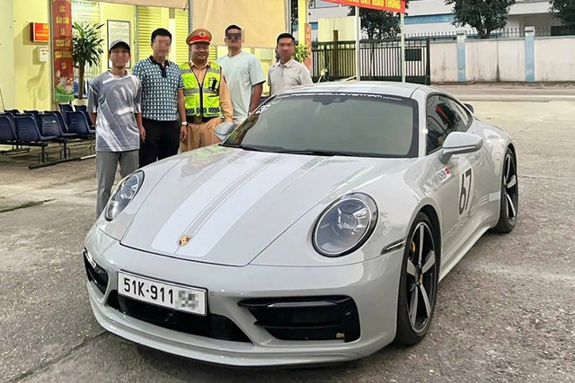 CSGT xử phạt nhóm tài xế lái xe Porsche lấn làn trên cao tốc Nội Bài - Lào Cai - Ảnh 1.