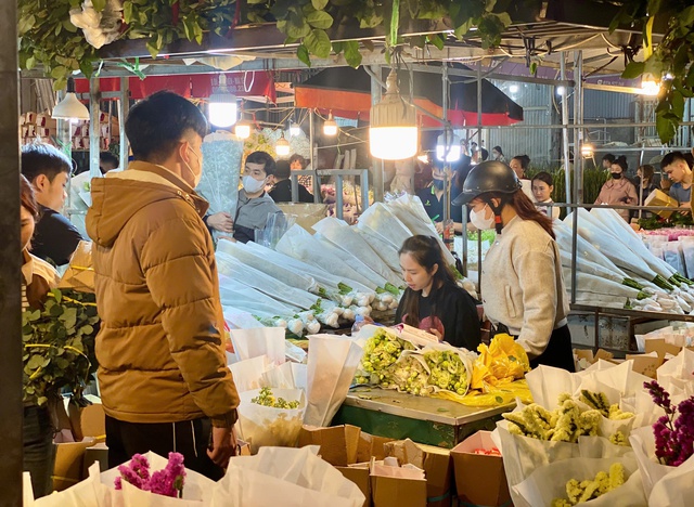 Chợ hoa đầu mối lớn bậc nhất Thủ đô chật kín người trước ngày Quốc tế Phụ nữ (8/3)- Ảnh 3.