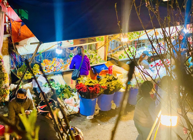 Chợ hoa đầu mối lớn bậc nhất Thủ đô chật kín người trước ngày Quốc tế Phụ nữ (8/3)- Ảnh 8.