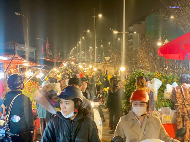 Chợ hoa đầu mối lớn bậc nhất Thủ đô chật kín người trước ngày Quốc tế Phụ nữ (8/3)- Ảnh 1.