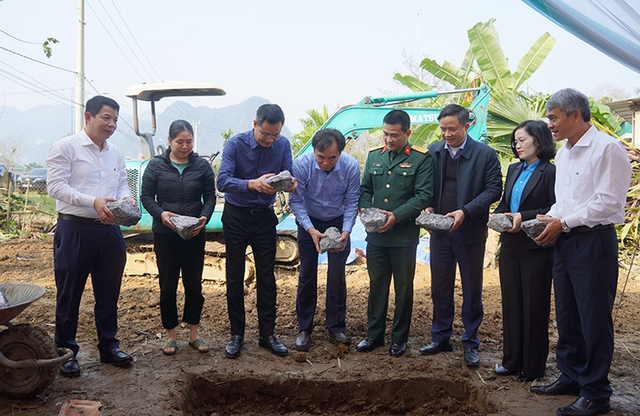 Nhiều lực lượng chung tay vào việc xóa nhà tạm, nhà dột nát - Ảnh 1.