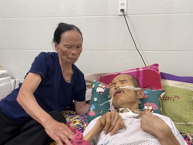 Tấm lòng bạn đọc đến với cụ bà 83 tuổi chăm 2 con bệnh tật, nuôi cháu nhỏ đang tuổi ăn học- Ảnh 2. Tấm lòng bạn đọc đến với cụ bà 83 tuổi chăm 2 con bệnh tật, nuôi cháu nhỏ đang tuổi ăn học- Ảnh 2.