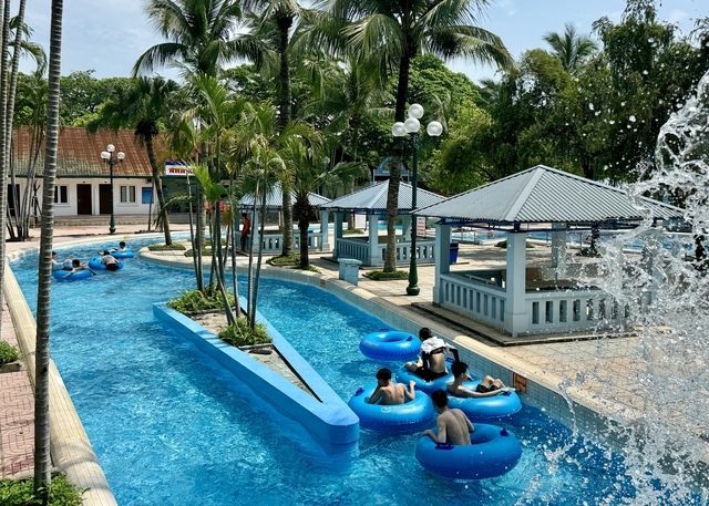 Công viên nước Hồ Tây mở cửa chào hè giá vé có điều chỉnh tăng? - Ảnh 3. Công viên nước Hồ Tây mở cửa chào hè giá vé có điều chỉnh tăng? - Ảnh 3.