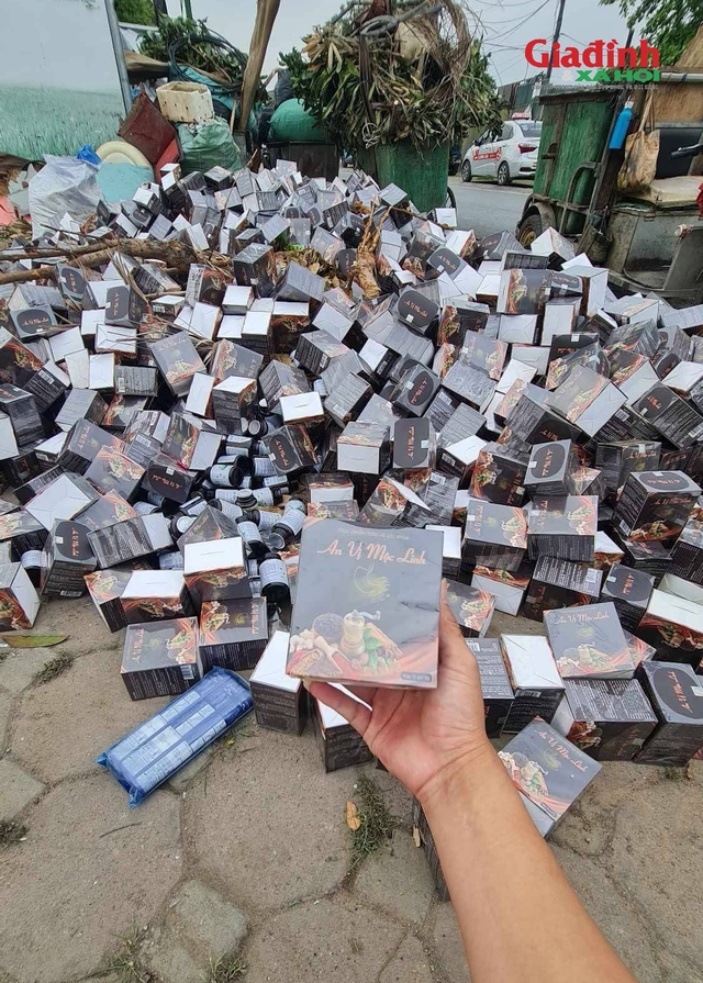 Hàng ngàn hộp TPBVSK An Vị Mộc Linh bị đổ ra vỉa hè đã hết hạn dùng, nhãn sản phẩm dùng địa chỉ ảo để 'lòe' người tiêu dùng- Ảnh 3. Hàng ngàn hộp TPBVSK An Vị Mộc Linh bị đổ ra vỉa hè đã hết hạn dùng, nhãn sản phẩm dùng địa chỉ ảo để 'lòe' người tiêu dùng- Ảnh 3.