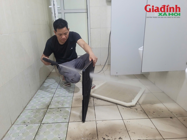 Dịch vụ vệ sinh nhà cửa 'cháy lịch' dịp nghỉ lễ: Nhộn nhịp từ sớm, giá cả linh hoạt- Ảnh 3. Dịch vụ vệ sinh nhà cửa 'cháy lịch' dịp nghỉ lễ: Nhộn nhịp từ sớm, giá cả linh hoạt- Ảnh 3.