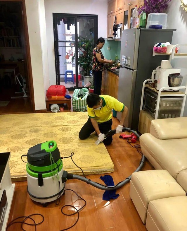 Dịch vụ vệ sinh nhà cửa 'cháy lịch' dịp nghỉ lễ: Nhộn nhịp từ sớm, giá cả linh hoạt- Ảnh 4. Dịch vụ vệ sinh nhà cửa 'cháy lịch' dịp nghỉ lễ: Nhộn nhịp từ sớm, giá cả linh hoạt- Ảnh 4.