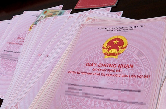 Những quy định cần biết khi cha mẹ muốn sang tên sổ đỏ cho con năm 2025- Ảnh 2. Những quy định cần biết khi cha mẹ muốn sang tên sổ đỏ cho con năm 2025- Ảnh 2.