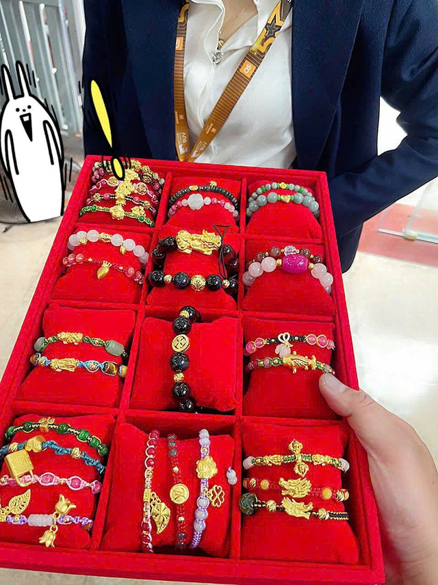 Charm vàng đốn tim giới trẻ - Vừa mang ý nghĩa may mắn, vừa giúp tích trữ - Ảnh 5. Charm vàng đốn tim giới trẻ - Vừa mang ý nghĩa may mắn, vừa giúp tích trữ - Ảnh 5.
