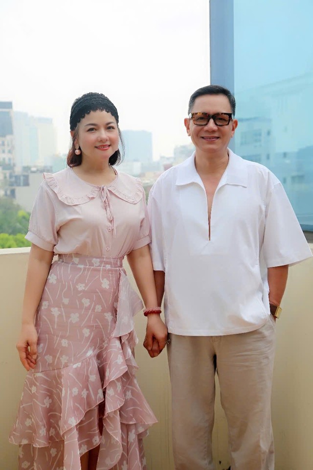 Nam NSƯT quê Hải Phòng mang quân hàm Đại tá có hôn nhân đời thực bên vợ là NSND tài sắc - Ảnh 7. Nam NSƯT quê Hải Phòng mang quân hàm Đại tá có hôn nhân đời thực bên vợ là NSND tài sắc - Ảnh 7.
