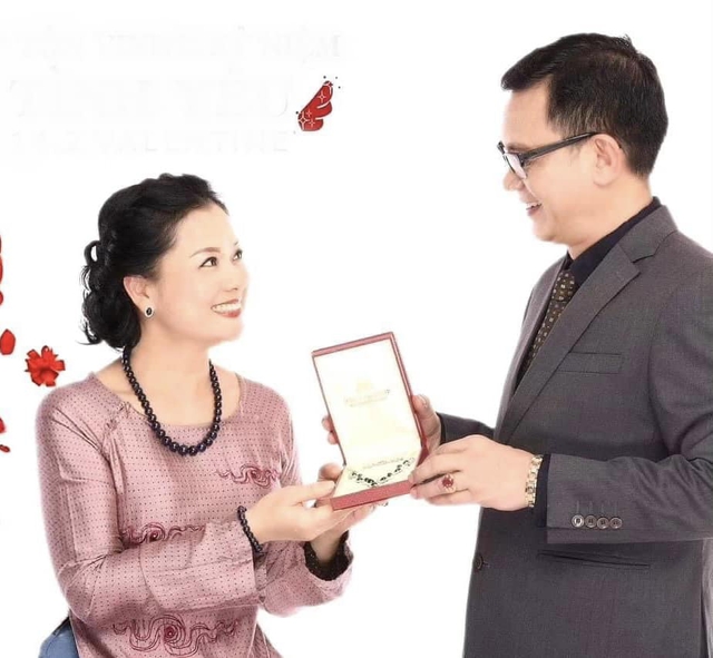 Nam NSƯT quê Hải Phòng mang quân hàm Đại tá có hôn nhân đời thực bên vợ là NSND tài sắc - Ảnh 8. Nam NSƯT quê Hải Phòng mang quân hàm Đại tá có hôn nhân đời thực bên vợ là NSND tài sắc - Ảnh 8.
