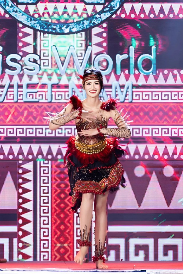 Hoa hậu Ý Nhi có màn vũ đạo ấn tượng tại Lễ khai mạc Miss World 2025- Ảnh 1. Hoa hậu Ý Nhi có màn vũ đạo ấn tượng tại Lễ khai mạc Miss World 2025- Ảnh 1.