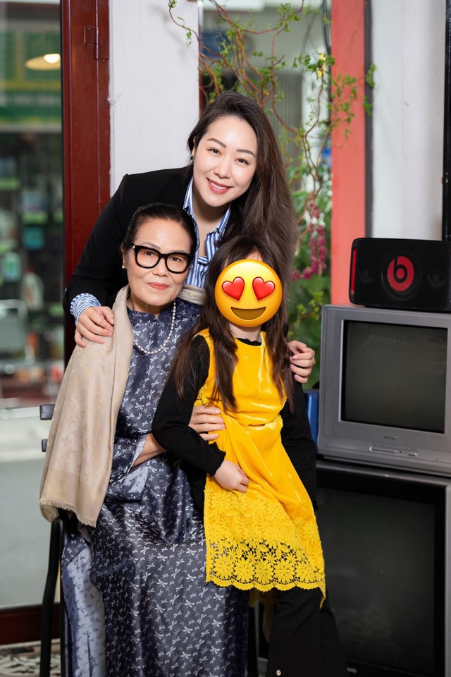 Hình ảnh hiếm hoi của mẹ ruột Hoa hậu Ngô Phương Lan: Giữ thần thái sang trọng, da dáng đẹp ở tuổi hưu- Ảnh 2. Hình ảnh hiếm hoi của mẹ ruột Hoa hậu Ngô Phương Lan: Giữ thần thái sang trọng, da dáng đẹp ở tuổi hưu- Ảnh 2.