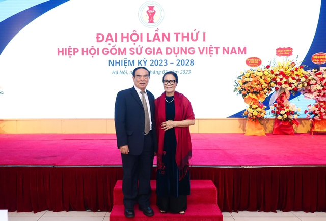 Hình ảnh hiếm hoi của mẹ ruột Hoa hậu Ngô Phương Lan: Giữ thần thái sang trọng, da dáng đẹp ở tuổi hưu- Ảnh 3. Hình ảnh hiếm hoi của mẹ ruột Hoa hậu Ngô Phương Lan: Giữ thần thái sang trọng, da dáng đẹp ở tuổi hưu- Ảnh 3.