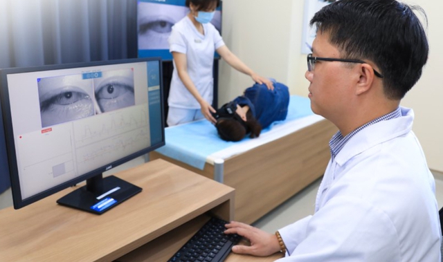 Bé 15 tuổi nhập viện vì rối loạn tiền đình từ một sai lầm mà nhiều bạn trẻ Việt mắc phải - Ảnh 2. Bé 15 tuổi nhập viện vì rối loạn tiền đình từ một sai lầm mà nhiều bạn trẻ Việt mắc phải - Ảnh 2.
