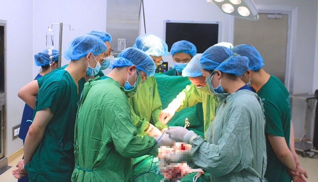 Người phụ nữ 42 tuổi mắc ung thư cổ tử cung 'vượt cạn' an toàn, bé trai chào đời khỏe mạnh- Ảnh 1. Người phụ nữ 42 tuổi mắc ung thư cổ tử cung 'vượt cạn' an toàn, bé trai chào đời khỏe mạnh- Ảnh 1.