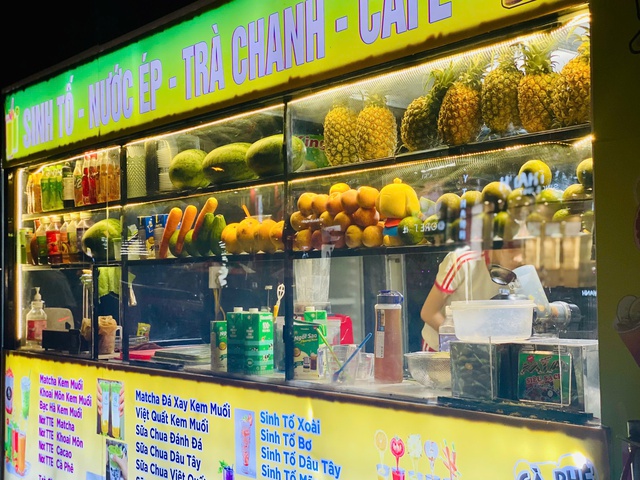 Nước trái cây giá rẻ ‘lên ngôi’ khi thời tiết vào hè- Ảnh 1. Nước trái cây giá rẻ ‘lên ngôi’ khi thời tiết vào hè- Ảnh 1.