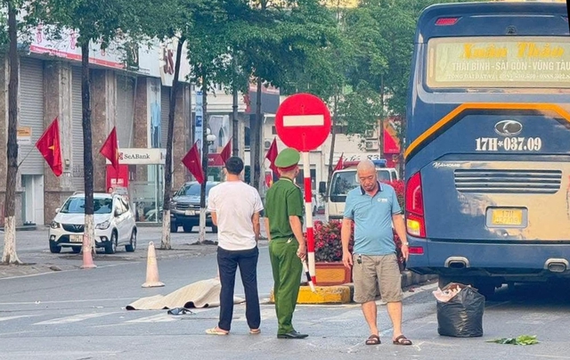 Người đi xe máy bị xe khách tông tử vong khi qua ngã tư ở Thái Bình- Ảnh 1. Người đi xe máy bị xe khách tông tử vong khi qua ngã tư ở Thái Bình- Ảnh 1.