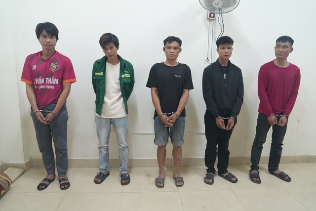 Bắt 5 đối tượng nghiện táo tợn cướp điện thoại người đi đường- Ảnh 1. Bắt 5 đối tượng nghiện táo tợn cướp điện thoại người đi đường- Ảnh 1.