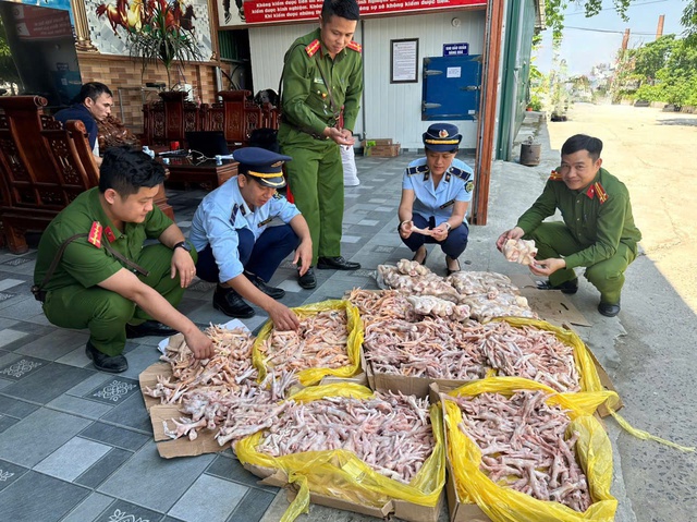Gần 500kg chân gà, đuôi lợn không rõ nguồn gốc xuất xứ suýt đến tay người tiêu dùng - Ảnh 2. Gần 500kg chân gà, đuôi lợn không rõ nguồn gốc xuất xứ suýt đến tay người tiêu dùng - Ảnh 2.