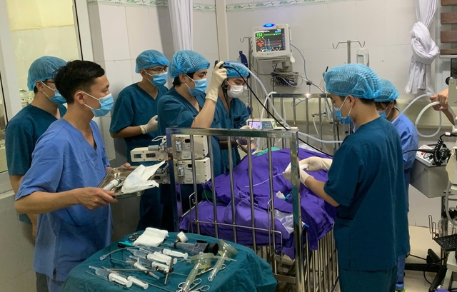 Bé 17 tháng tuổi ở Quảng Ninh suýt mất mạng do bất cẩn trong lúc ăn kẹo lạc - Ảnh 2. Bé 17 tháng tuổi ở Quảng Ninh suýt mất mạng do bất cẩn trong lúc ăn kẹo lạc - Ảnh 2.