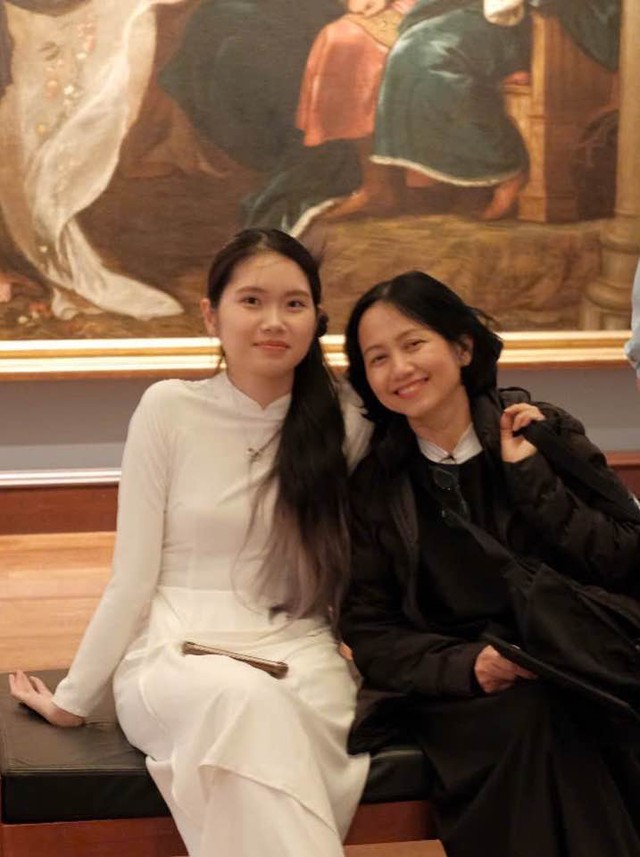 Con gái NSND Trung Anh diện áo dài, quàng khăn là cờ Tổ quốc trong lễ tốt nghiệp ở Mỹ - Ảnh 2. Con gái NSND Trung Anh diện áo dài, quàng khăn là cờ Tổ quốc trong lễ tốt nghiệp ở Mỹ - Ảnh 2.
