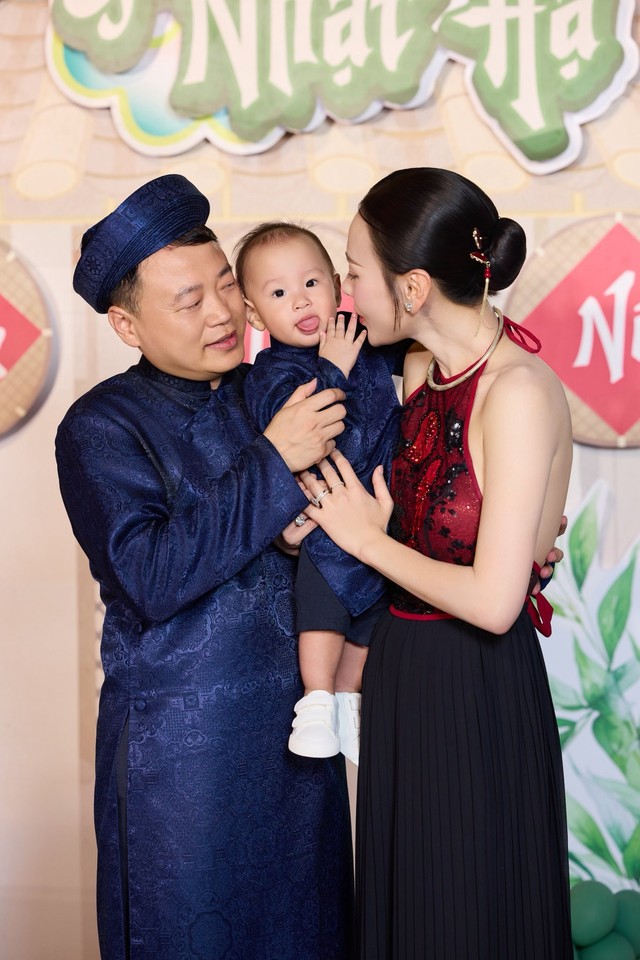 Shark Bình say đắm 'khóa môi' Phương Oanh trong tiệc thôi nôi hoành tráng của cặp song sinh - Ảnh 3. Shark Bình say đắm 'khóa môi' Phương Oanh trong tiệc thôi nôi hoành tráng của cặp song sinh - Ảnh 3.