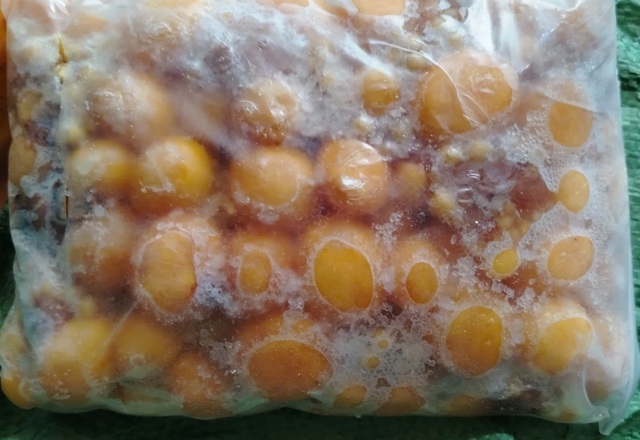 Hà Nội: 800kg trứng gà non, tràng gà đông lạnh không rõ nguồn gốc vừa được thu gom đã bị chặn đứng- Ảnh 2. Hà Nội: 800kg trứng gà non, tràng gà đông lạnh không rõ nguồn gốc vừa được thu gom đã bị chặn đứng- Ảnh 2.