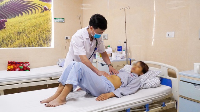 Người phụ nữ ở Phú Thọ bị suy gan cấp, nguy cơ lây cao, bác sĩ khuyến cáo có dấu hiệu này nhập viện ngay - Ảnh 2. Người phụ nữ ở Phú Thọ bị suy gan cấp, nguy cơ lây cao, bác sĩ khuyến cáo có dấu hiệu này nhập viện ngay - Ảnh 2.