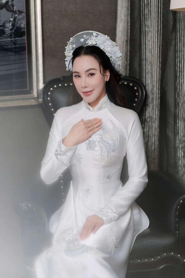 Lộ ảnh Hồ Quỳnh Hương chọn đồ cưới cùng chồng điển trai, hiền lành- Ảnh 2. Lộ ảnh Hồ Quỳnh Hương chọn đồ cưới cùng chồng điển trai, hiền lành- Ảnh 2.