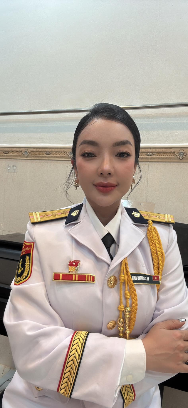 Nữ NSƯT quê Hải Phòng mang quân hàm Thượng tá từng thi 'Sao mai điểm hẹn' cùng Tùng Dương, Kasim Hoàng Vũ, giờ ra sao? - Ảnh 5. Nữ NSƯT quê Hải Phòng mang quân hàm Thượng tá từng thi 'Sao mai điểm hẹn' cùng Tùng Dương, Kasim Hoàng Vũ, giờ ra sao? - Ảnh 5.