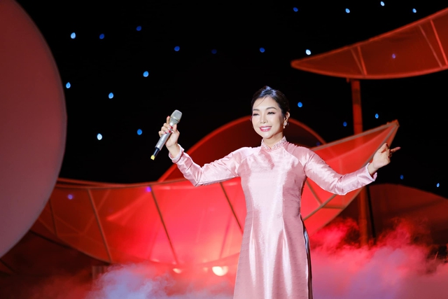 Nữ NSƯT quê Hải Phòng mang quân hàm Thượng tá từng thi 'Sao mai điểm hẹn' cùng Tùng Dương, Kasim Hoàng Vũ, giờ ra sao? - Ảnh 3. Nữ NSƯT quê Hải Phòng mang quân hàm Thượng tá từng thi 'Sao mai điểm hẹn' cùng Tùng Dương, Kasim Hoàng Vũ, giờ ra sao? - Ảnh 3.