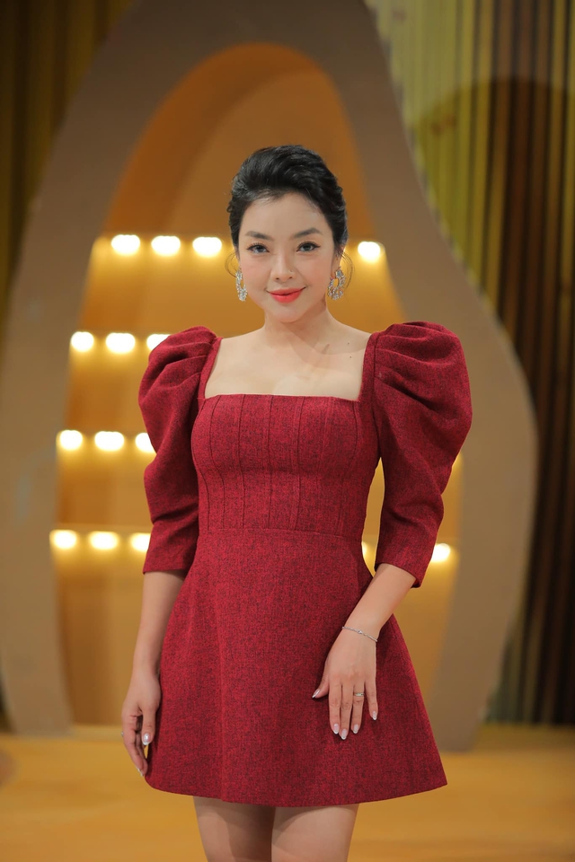 Nữ NSƯT quê Hải Phòng mang quân hàm Thượng tá từng thi 'Sao mai điểm hẹn' cùng Tùng Dương, Kasim Hoàng Vũ, giờ ra sao? - Ảnh 2. Nữ NSƯT quê Hải Phòng mang quân hàm Thượng tá từng thi 'Sao mai điểm hẹn' cùng Tùng Dương, Kasim Hoàng Vũ, giờ ra sao? - Ảnh 2.