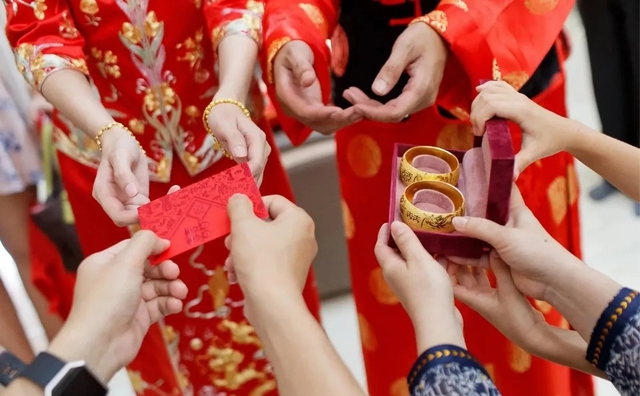 Bố mẹ vợ mang máy đếm tiền ra kiểm kê sính lễ khiến nhà trai sững sờ - Ảnh 2. Bố mẹ vợ mang máy đếm tiền ra kiểm kê sính lễ khiến nhà trai sững sờ - Ảnh 2.