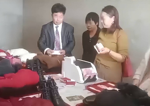 Bố mẹ vợ mang máy đếm tiền ra kiểm kê sính lễ khiến nhà trai sững sờ - Ảnh 1. Bố mẹ vợ mang máy đếm tiền ra kiểm kê sính lễ khiến nhà trai sững sờ - Ảnh 1.