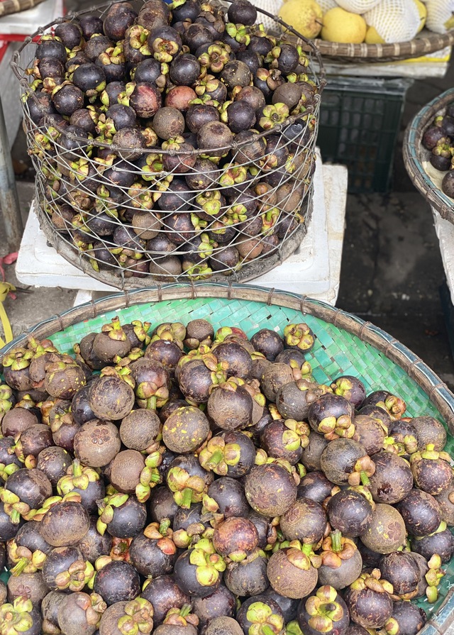 Loại quả được ví là ‘nữ hoàng’ trái cây đầu mùa giá cao, tiểu thương không dám nhập hàng vì sợ lỗ vốn- Ảnh 5. Loại quả được ví là ‘nữ hoàng’ trái cây đầu mùa giá cao, tiểu thương không dám nhập hàng vì sợ lỗ vốn- Ảnh 5.