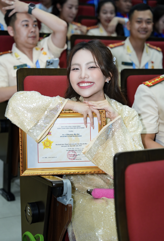 Nữ ca sĩ Gen Z nhận danh hiệu Thanh niên tiên tiến làm theo lời Bác - Ảnh 3. Nữ ca sĩ Gen Z nhận danh hiệu Thanh niên tiên tiến làm theo lời Bác - Ảnh 3.