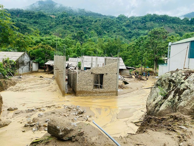 Hiện trường 'tan hoang' sau trận lũ quét khiến 4 người tử vong ở tỉnh nghèo Bắc Kạn- Ảnh 5. Hiện trường 'tan hoang' sau trận lũ quét khiến 4 người tử vong ở tỉnh nghèo Bắc Kạn- Ảnh 5.