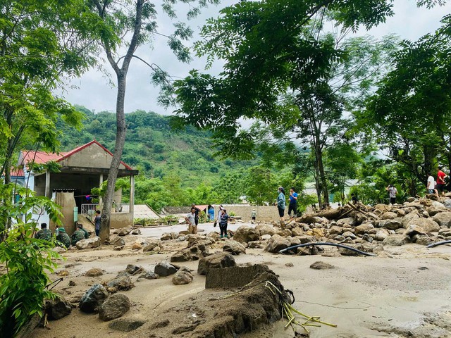 Hiện trường 'tan hoang' sau trận lũ quét khiến 4 người tử vong ở tỉnh nghèo Bắc Kạn- Ảnh 7. Hiện trường 'tan hoang' sau trận lũ quét khiến 4 người tử vong ở tỉnh nghèo Bắc Kạn- Ảnh 7.