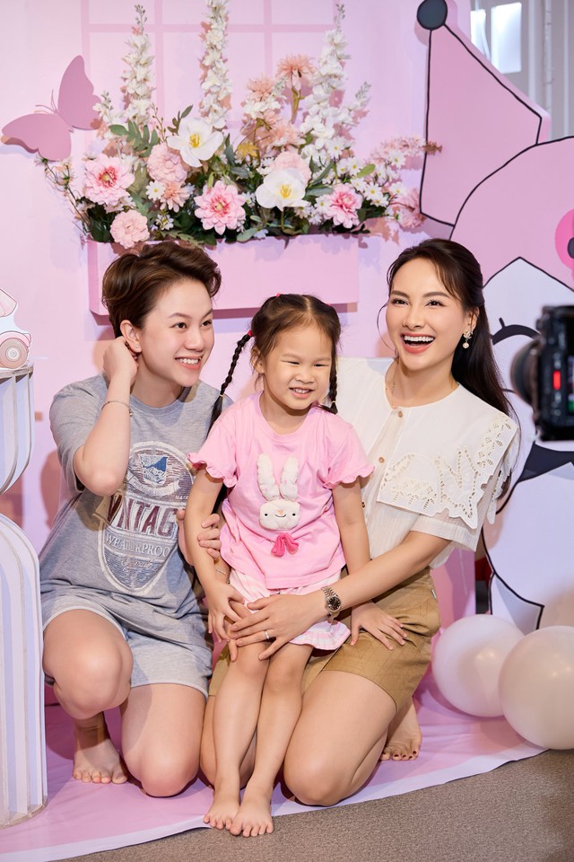 Con gái 4 tuổi của Bảo Thanh gây chú ý với bộ đồ đơn giản trong lần đầu tổ chức sinh nhật- Ảnh 7. Con gái 4 tuổi của Bảo Thanh gây chú ý với bộ đồ đơn giản trong lần đầu tổ chức sinh nhật- Ảnh 7.