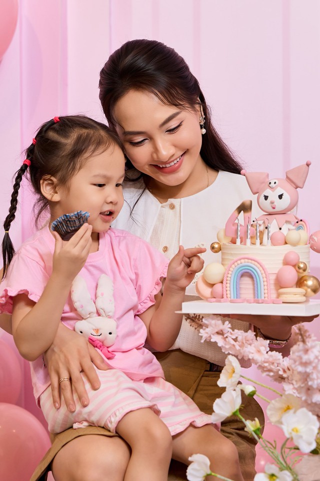 Con gái 4 tuổi của Bảo Thanh gây chú ý với bộ đồ đơn giản trong lần đầu tổ chức sinh nhật- Ảnh 2. Con gái 4 tuổi của Bảo Thanh gây chú ý với bộ đồ đơn giản trong lần đầu tổ chức sinh nhật- Ảnh 2.
