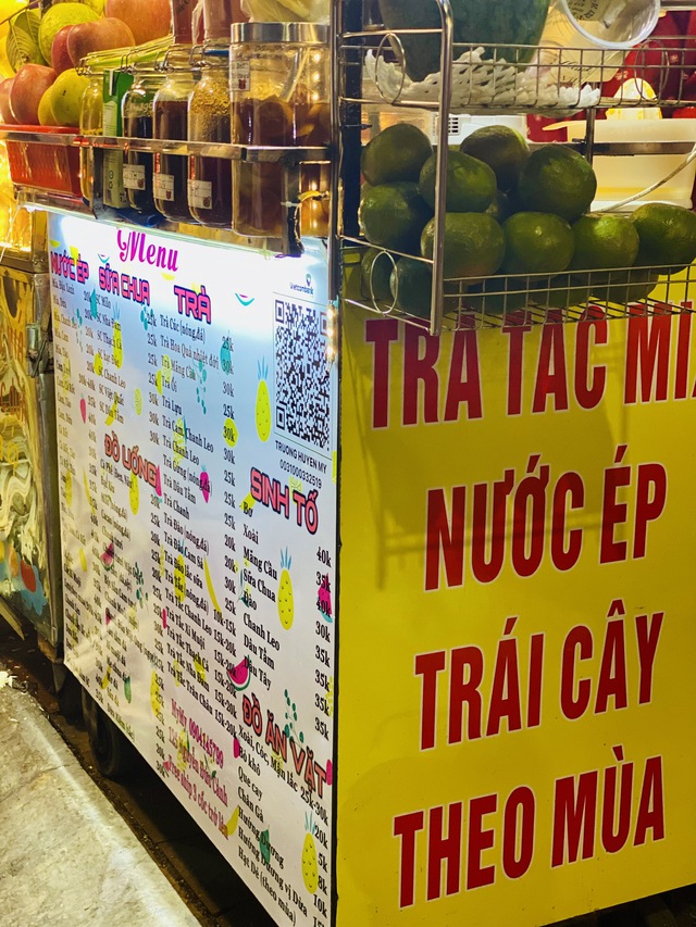 Nước ép hoa quả giá rẻ hút khách mua giải khát dịp đầu hè - Ảnh 6. Nước ép hoa quả giá rẻ hút khách mua giải khát dịp đầu hè - Ảnh 6.