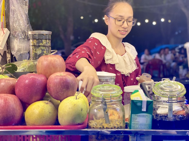 Nước ép hoa quả giá rẻ hút khách mua giải khát dịp đầu hè - Ảnh 4. Nước ép hoa quả giá rẻ hút khách mua giải khát dịp đầu hè - Ảnh 4.